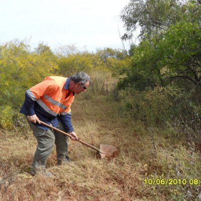 Dave A shovelling dirt at Mt Gordon, Queensland
